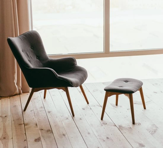 Sessel auf Holzdielen Bodenbeläge_Trittschall
