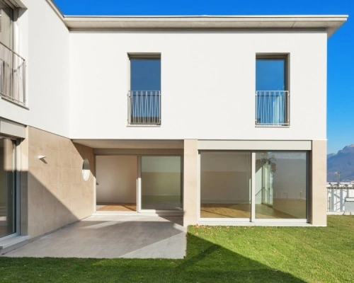 weißes Wohnhaus mit Terrasse Flachdach_Vorteile2