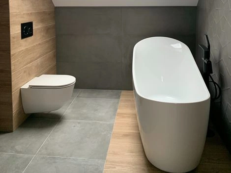 Badezimmer mit grauen Fliesen Fliesen_Unterschied_Steingut_Feinsteinzeug
