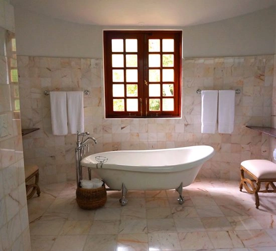 Badezimmer mit Steinoptik-Fliesen Fliesen_optische_Highlights