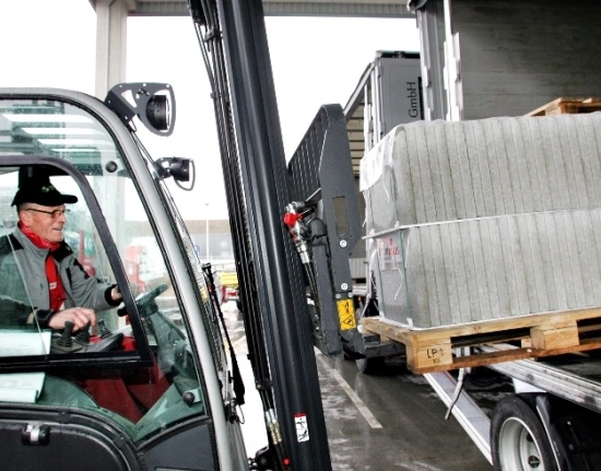 Verladung Gartenplatten auf LKW Gabelstapler verlädt Ware