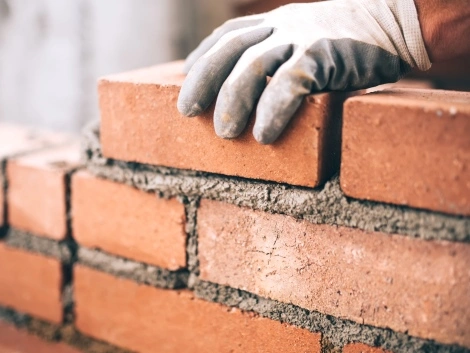 Handwerker erstellt Ziegelmauer Mauerwerk_Ziegel