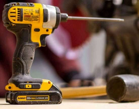 Bohrmaschine mit Gummihammer Bohrer