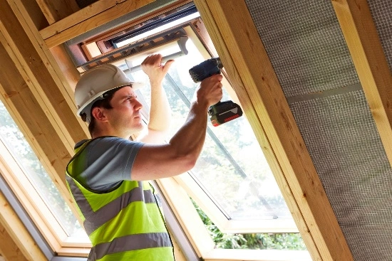 Handwerker montiert Dachfenster Schalldämmung_Einleitungstext2