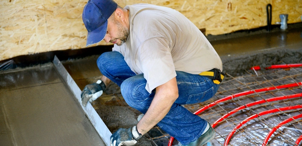Handwerker verarbeitet Trockenestrich Trockenestrich_Verlegung