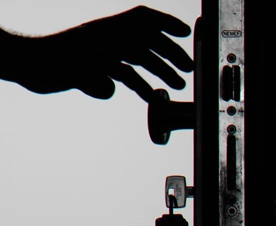 Silhouette Hand mit Türgriff Wohnungseingangstüren_Sicherheit