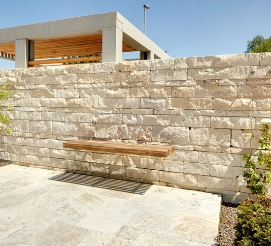 Sitzbank vor Natursteinmauer Zäune&Mauern_Mauerbau