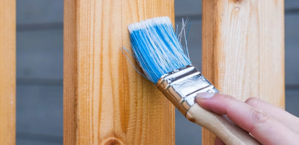 Holzzaun wird gestrichen Zubehör_Holzschutzmittel_2