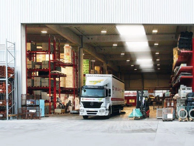 Lagerhalle Nürtingen mit LKW LKW verlässt das Lager