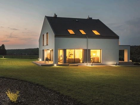 Einsparpotential modernes Eigenheim Außenansicht beleuchtetes Haus
